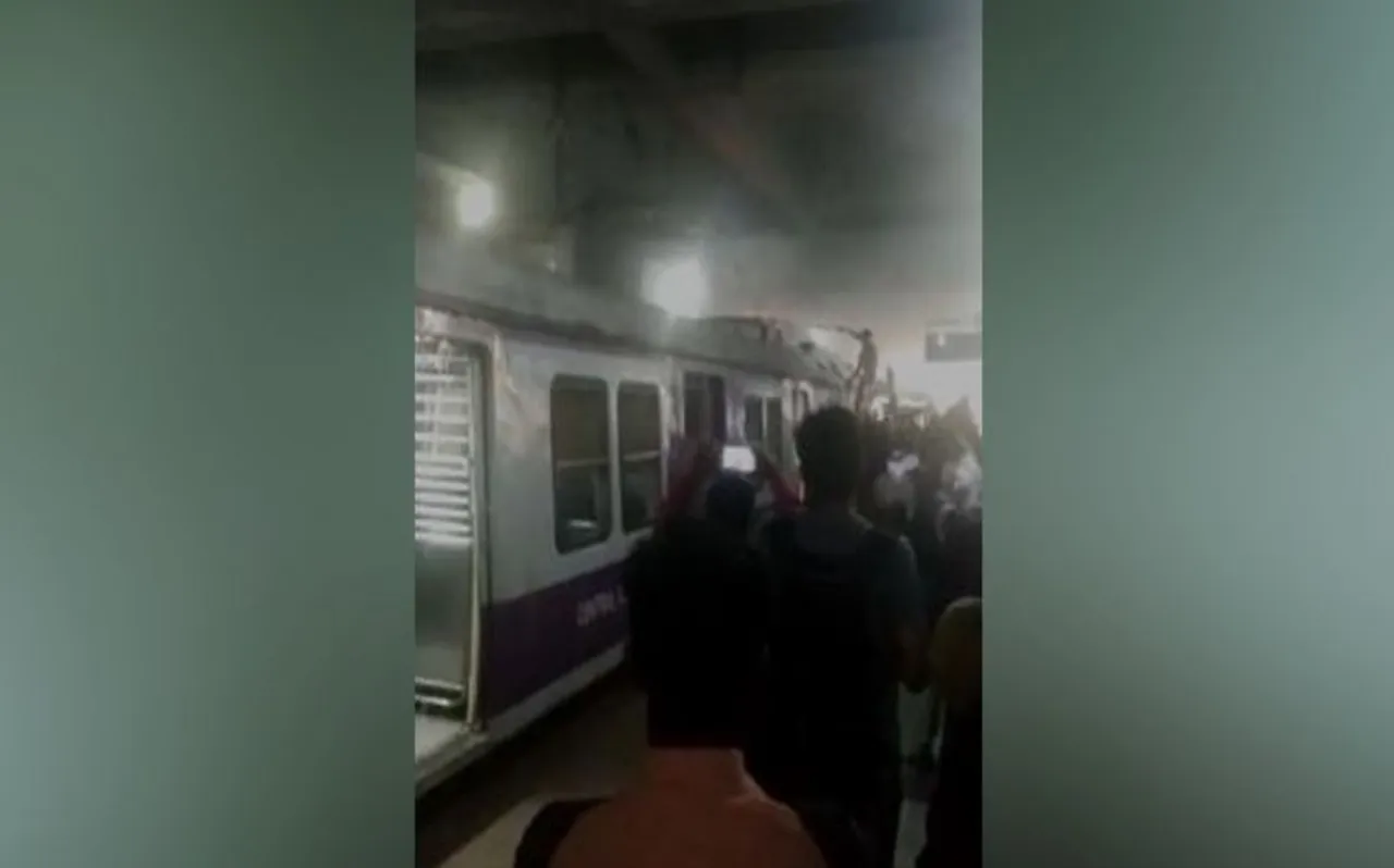 नवी मुंबई हार्बर लाइन की लोकल ट्रेन में लगी आग, यात्रियों को निकाला गया बाहर