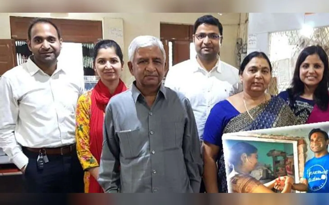 बच्चों ने पिता का सिर किया गर्व से ऊंचा, IAS-PCS बच्चे पहुंचे पिता के रिटायरमेंट पर विदाई कराने