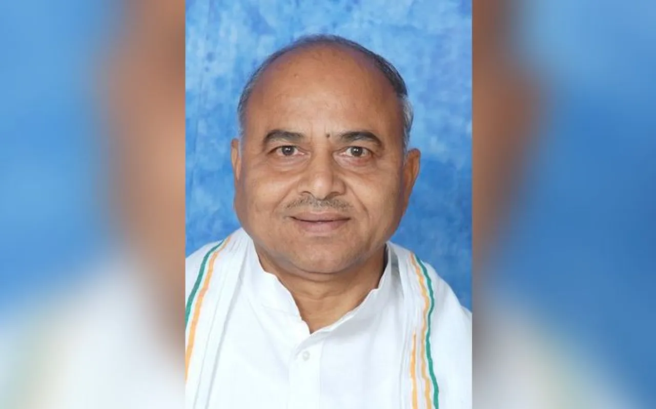 मंत्री ने अपने आवास के बाहर लिखवाया, 'पैर छूना मना है'