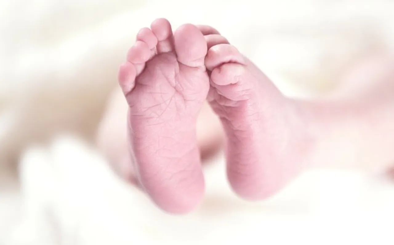 अपनी बच्ची का शव दफनाने गए शख्स को गड्ढे में दफन मिली जीवित बच्ची