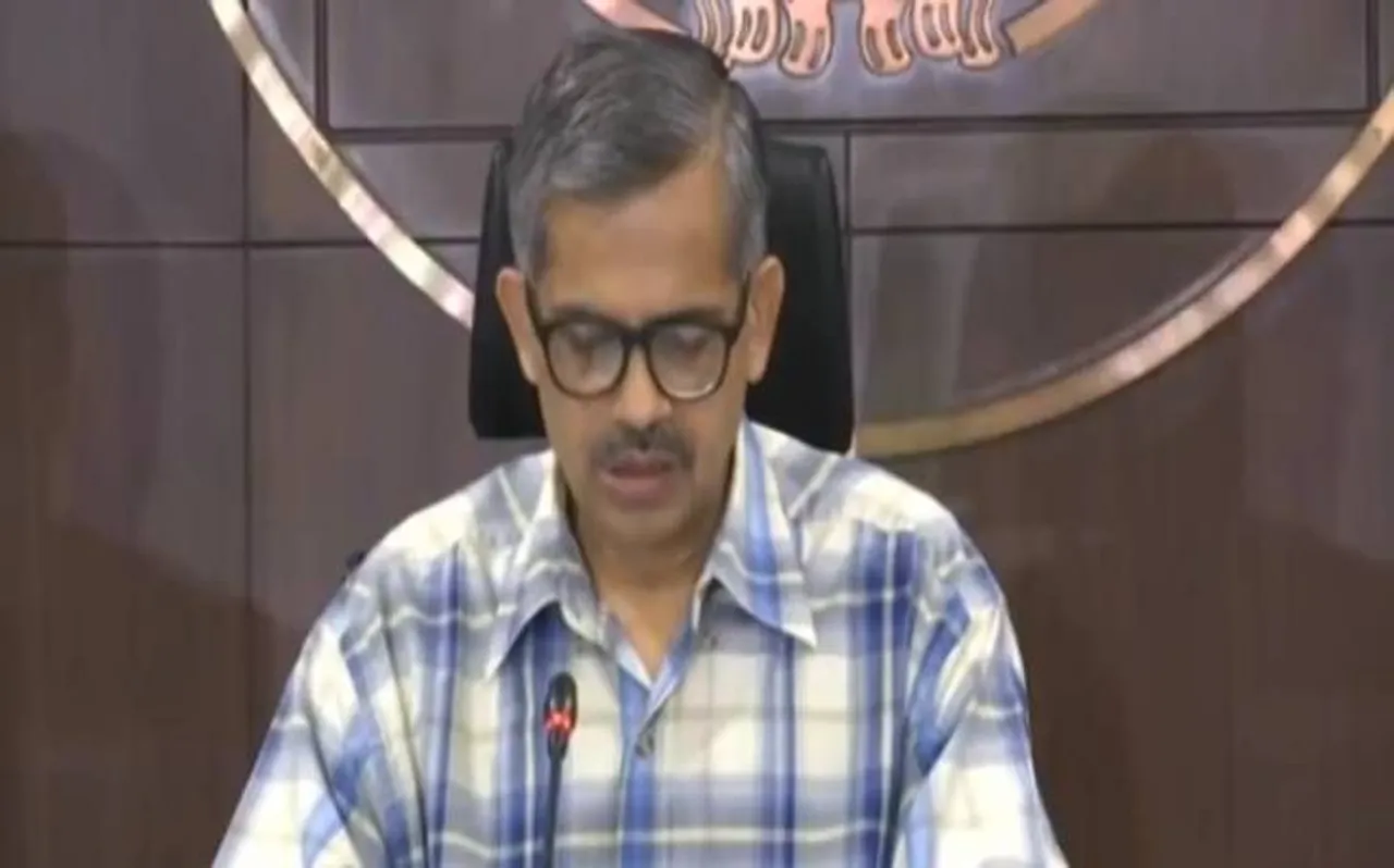 सबसे बड़ी कार्रवाई; इस मामले में महराजगंज के डीएम और 2 एसडीएम समेत 5 अधिकारी निलंबित