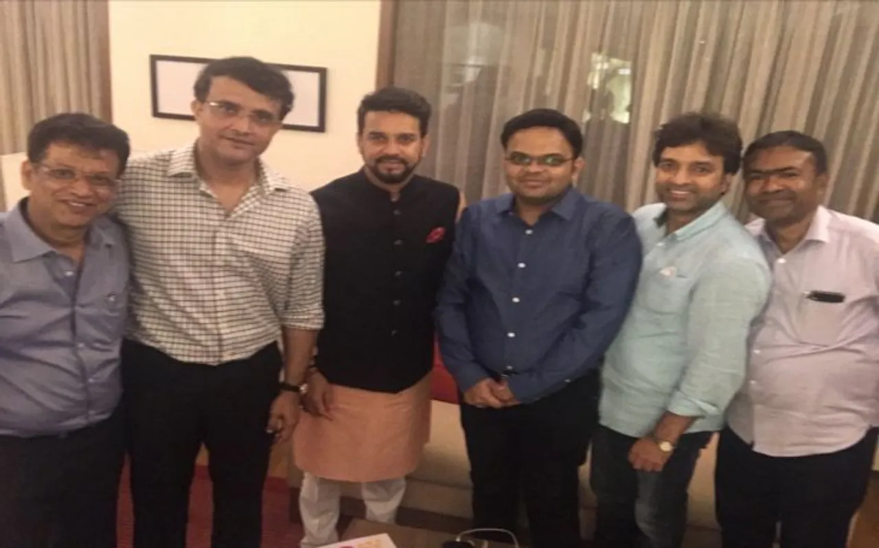 बीसीसीआई अध्यक्ष सौरव गांगुली ने नई टीम के साथ शेयर की फोटो, दिग्गजों ने दी बधाई