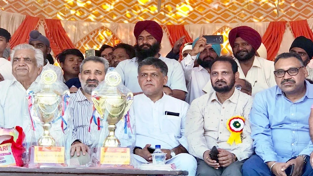 कांग्रेस ने बीजेपी से पूछा, सावरकर को भारत रत्न क्यों, गोडसे को क्यों नहीं?