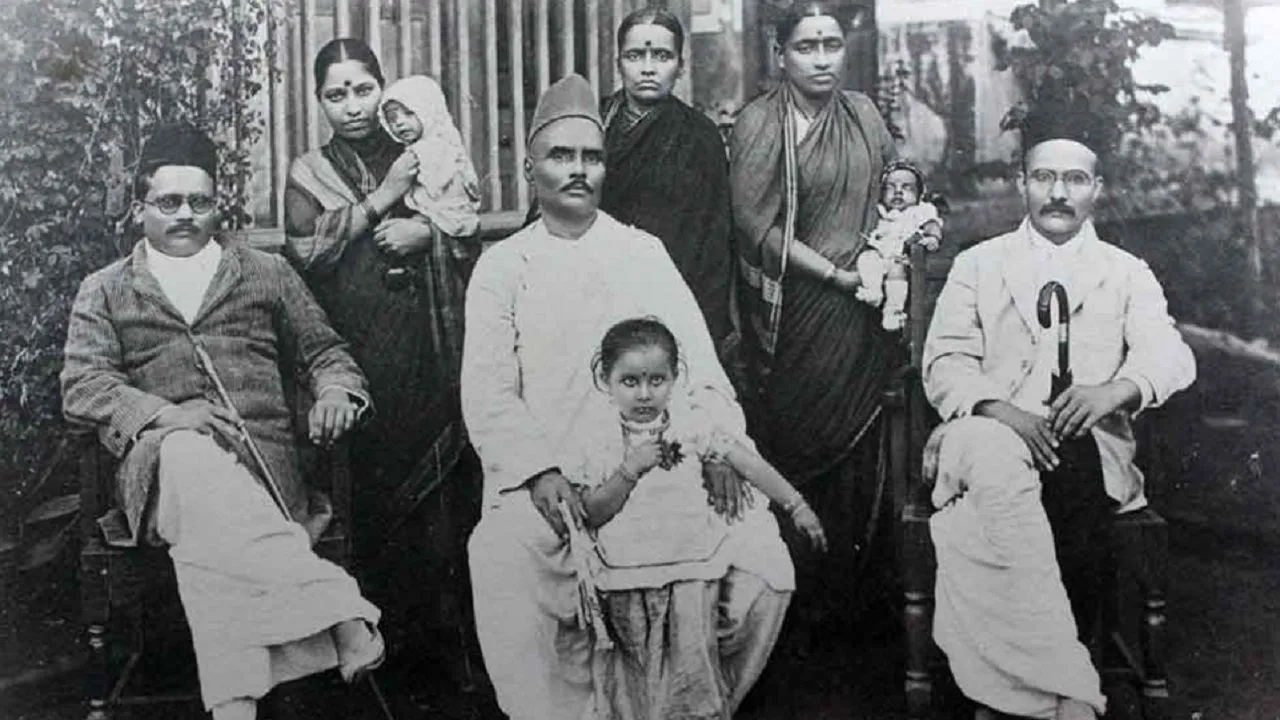वीर सावरकर ने अंग्रेजों से कभी नहीं मांगी माफी, कांग्रेस का है एक और दुष्प्रचार
