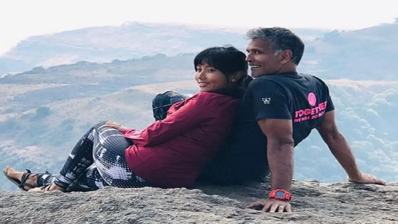 3 डिग्री सेल्सियस में पत्नी अंकिता कोंवर के साथ मिलिंद सोमन ने दिया हॉट पोज