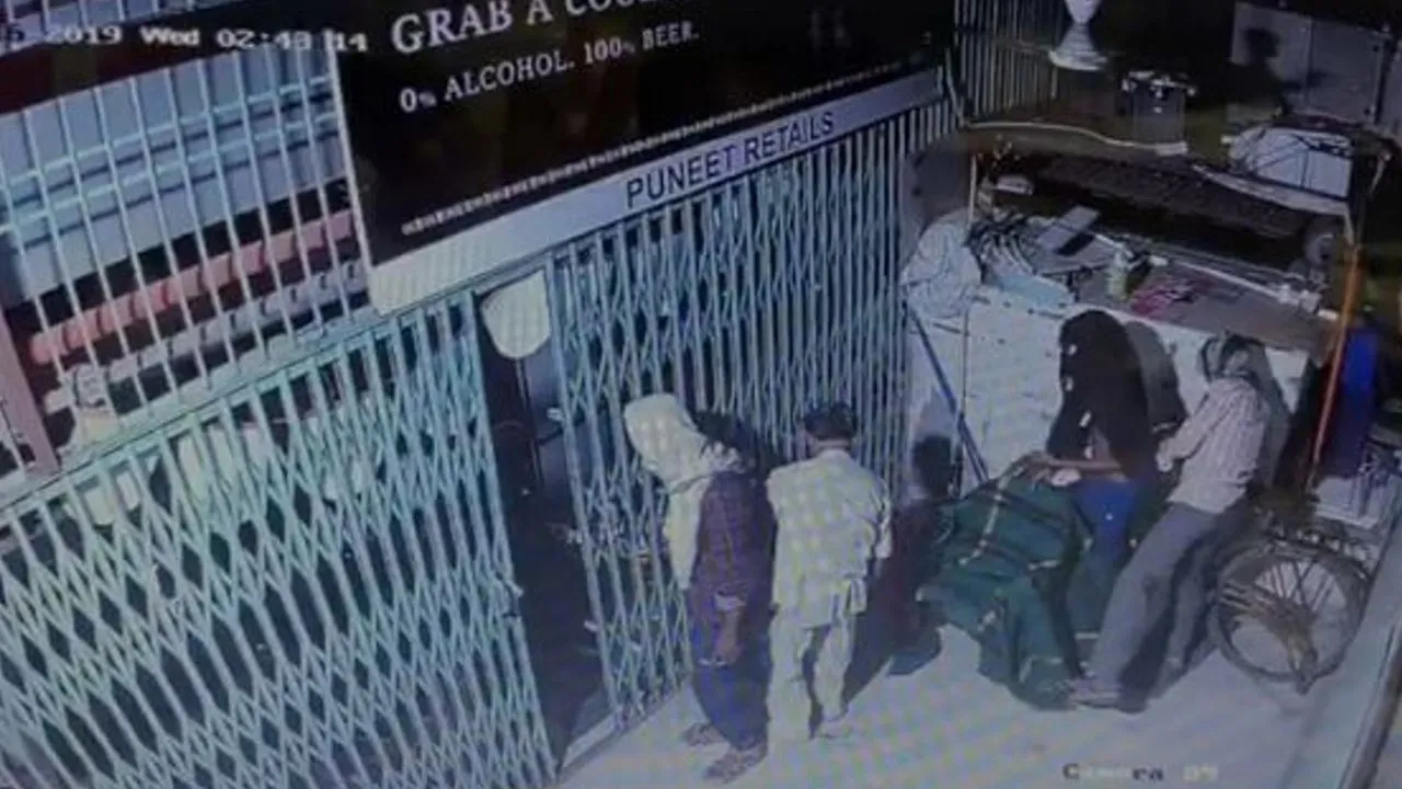 दिल्ली में बेखौफ अपराधी, गार्ड को बंधक बना कर की चोरी, CCTV में कैद वारदात