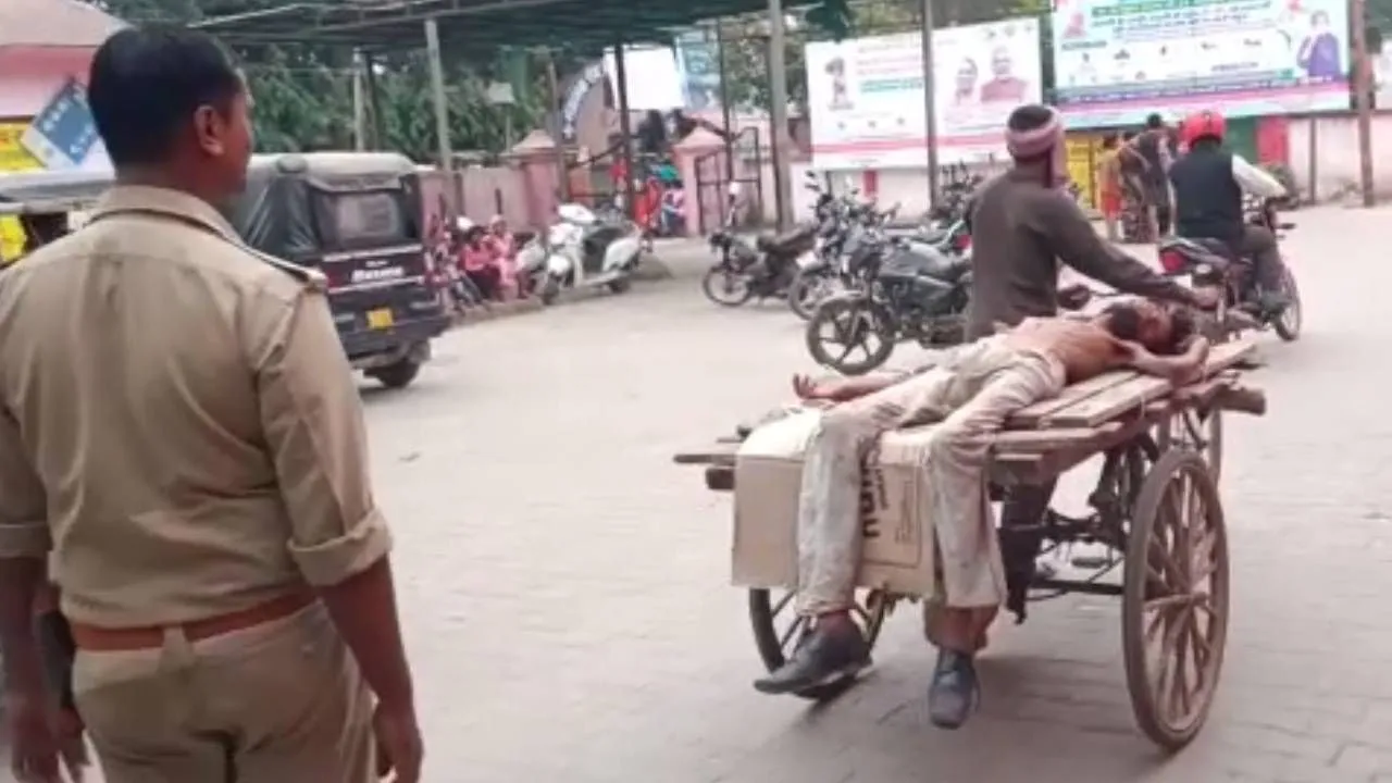 UP: एंबुलेंस नहीं मिली तो घायल को ठेले पर लादकर अस्पताल ले गए पुलिसवाले