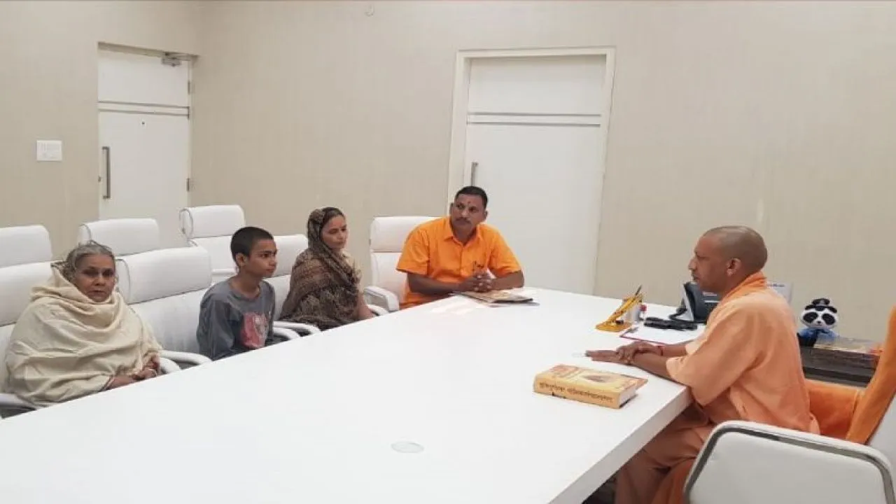 कमलेश तिवारी की मां बोलीं- इंसाफ नहीं मिला तो उठाएंगे तलवार, पुलिस के दबाव में CM से मिले