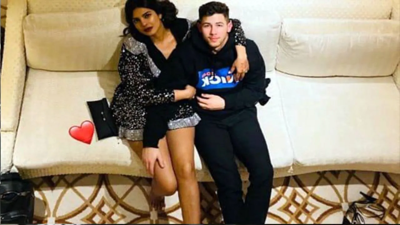 प्रियंका चोपड़ा (Priyanka Chopra) ने दिखाया, निक को कैसे लगाती हैं गले