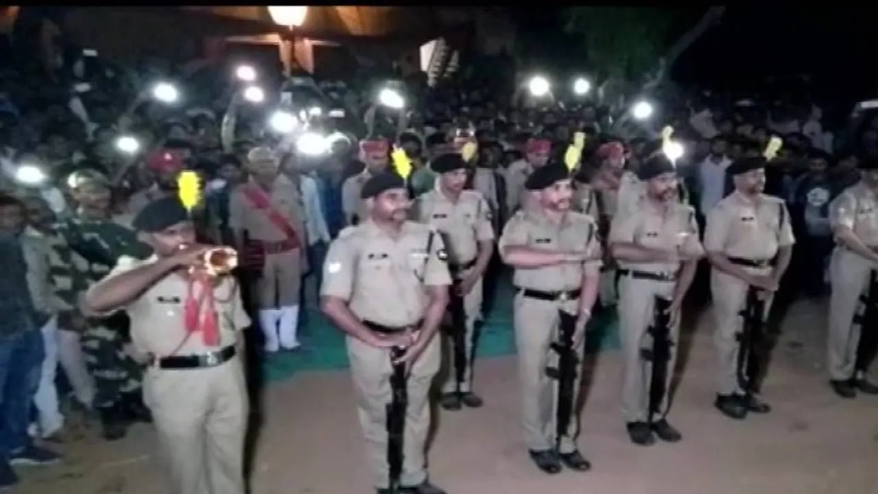 देश के लिए शहीद होने वाले जवान का मोबाइल की रोशनी में अंतिम संस्कार