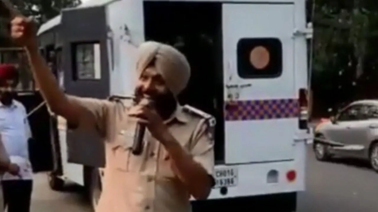 'बोलो ता रा रा' गाने का इस्तेमाल कर ट्रैफिक को कंट्रोल करती दिखी पुलिस, दलेर मेहंदी ने किया Video शेयर