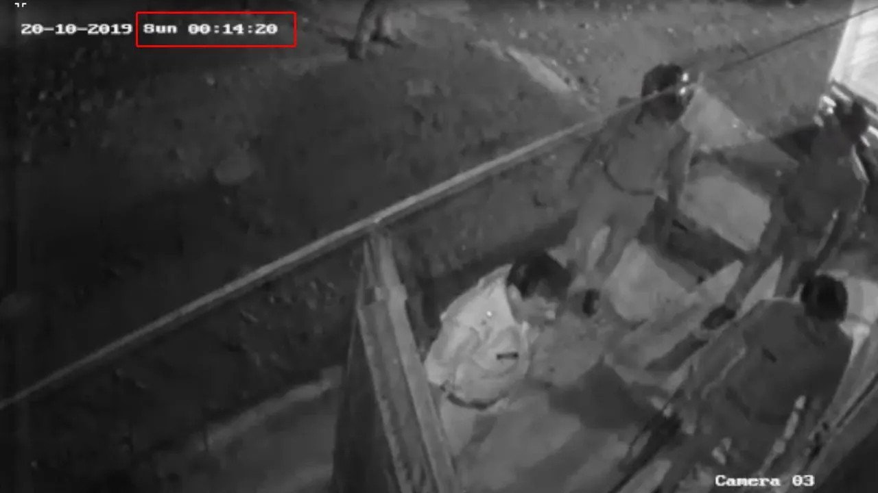 VIDEO: चाउमीन का पैसा मांगा तो UP पुलिस ने की पिटाई, कहा- 'रुको अच्छे से पैसा देता हूं'