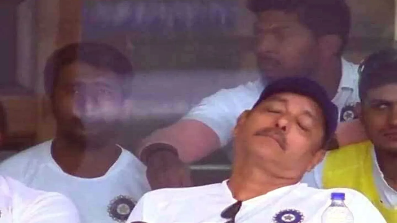 IND vs SA: मैच के दौरान सोते हुए दिखाई दिए कोच रवि शास्त्री, सोशल मीडिया पर उड़ी खिल्ली