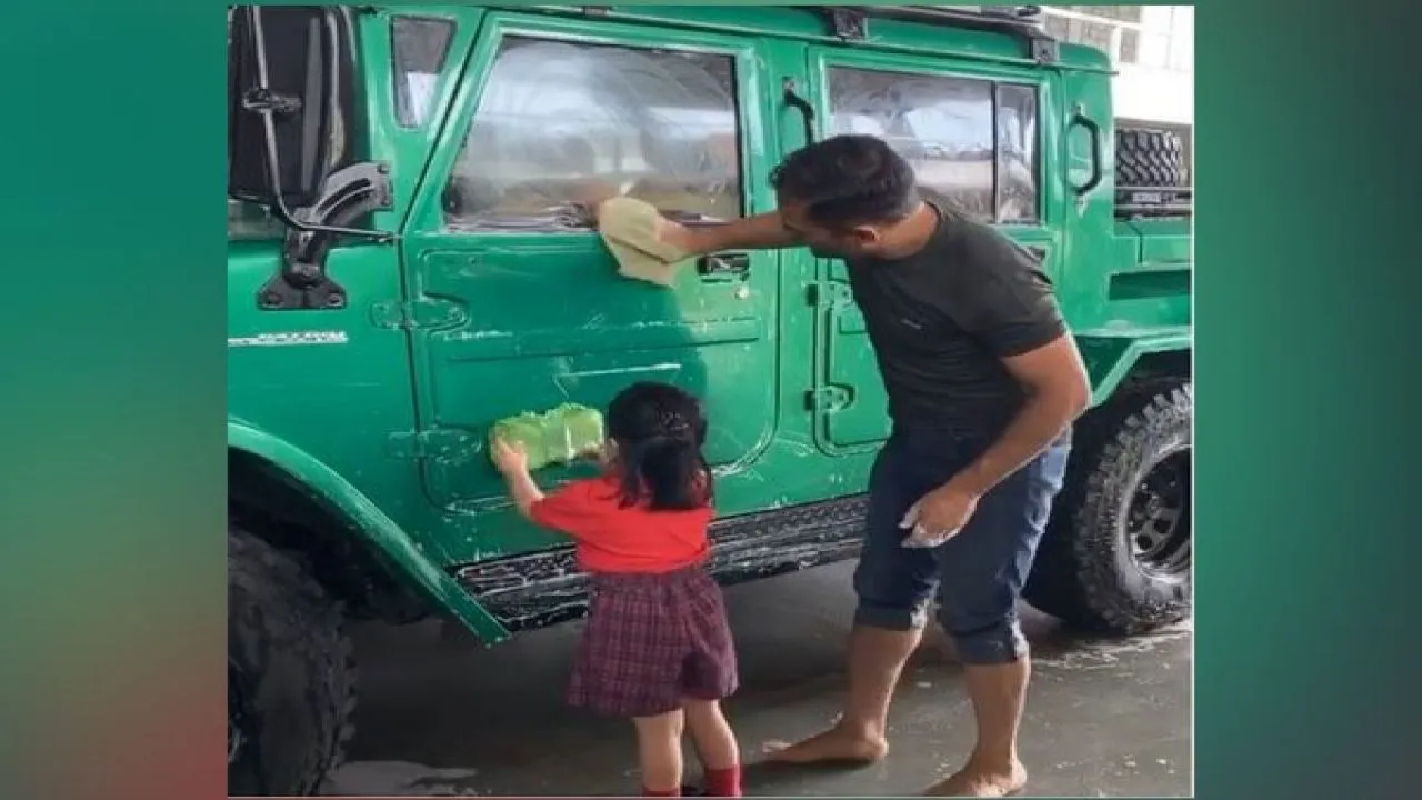 बेटी जीवा के साथ अपनी ये भारी-भरकम गाड़ी धोते हुए दिखे महेंद्र सिंह धोनी, वायरल हुआ वीडियो
