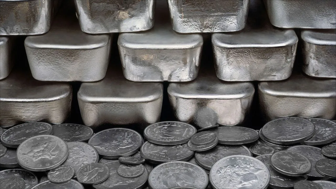 धनतेरस (Dhanteras) के मौके पर चांदी का सिक्का (Silver Coin) खरीदने जा रहे हैं तो यह खबर जरूर पढ़ लीजिए