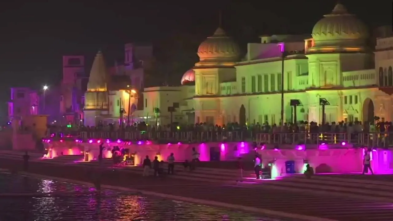 Diwali 2019: सतरंगे बल्बों से जगमग हुई रामनगरी अयोध्या, यहां देखिए तस्वीरें