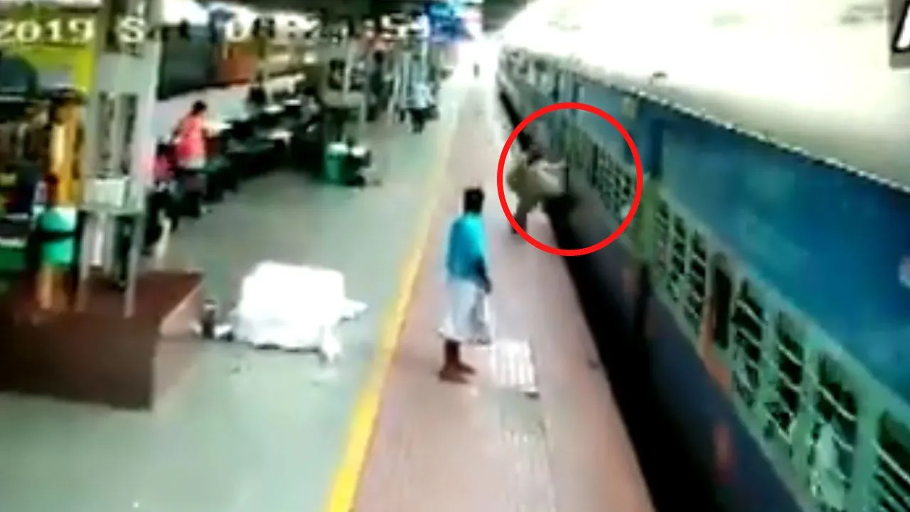 चलती ट्रेन से गिरने वाला था शख्स, तभी RPF का जवान 'भगवान' बन पहुंचा और..., देखें Video