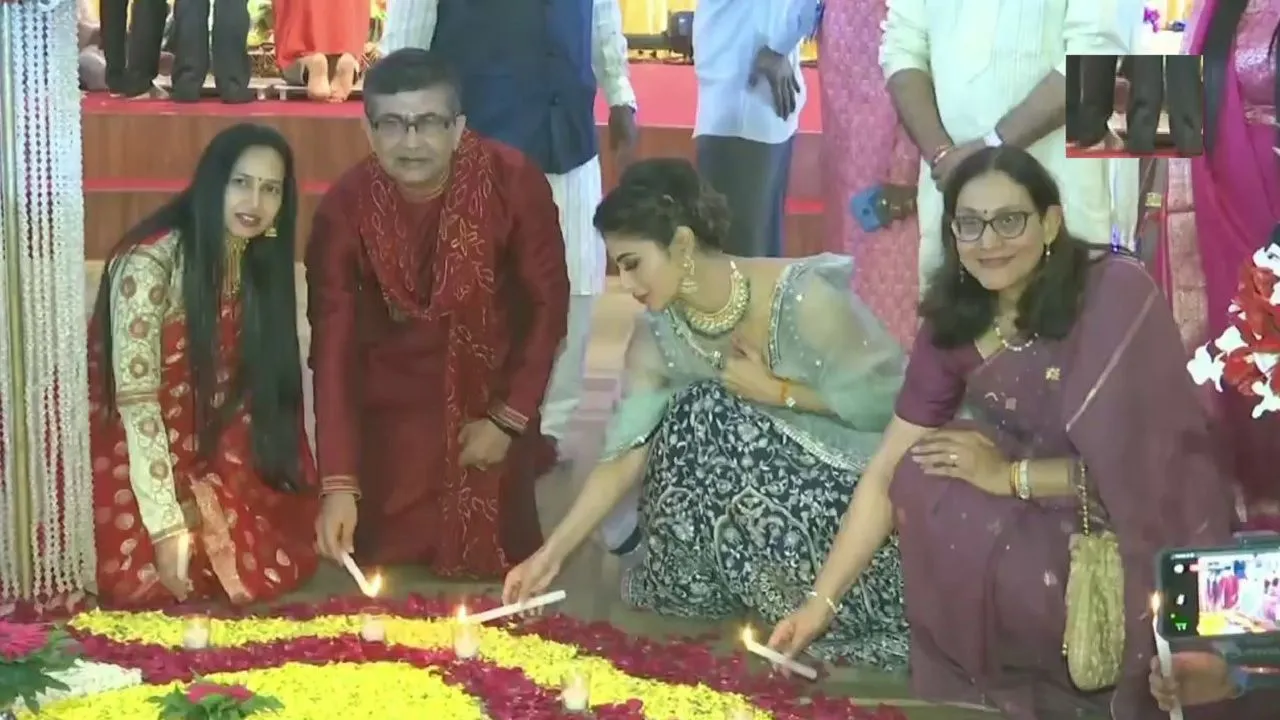 बॉम्बे स्टॉक एक्सचेंज में मुहूर्त ट्रेडिंग शुरू, अभिनेत्री मौनी रॉय रहीं मौजूद