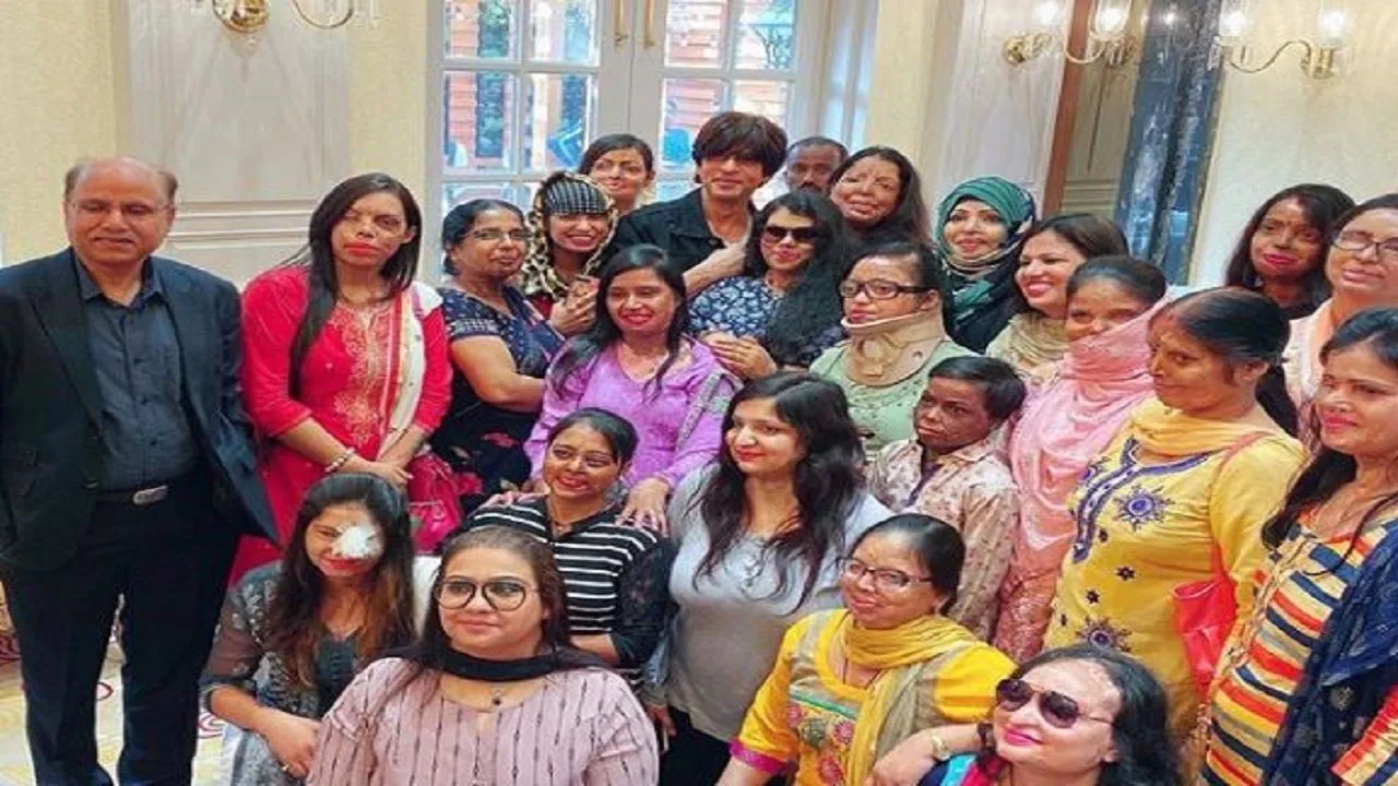 शाहरुख खान के फाउंडेशन ने की 120 एसिड पीड़ितों की मदद, शेयर की ये तस्वीर