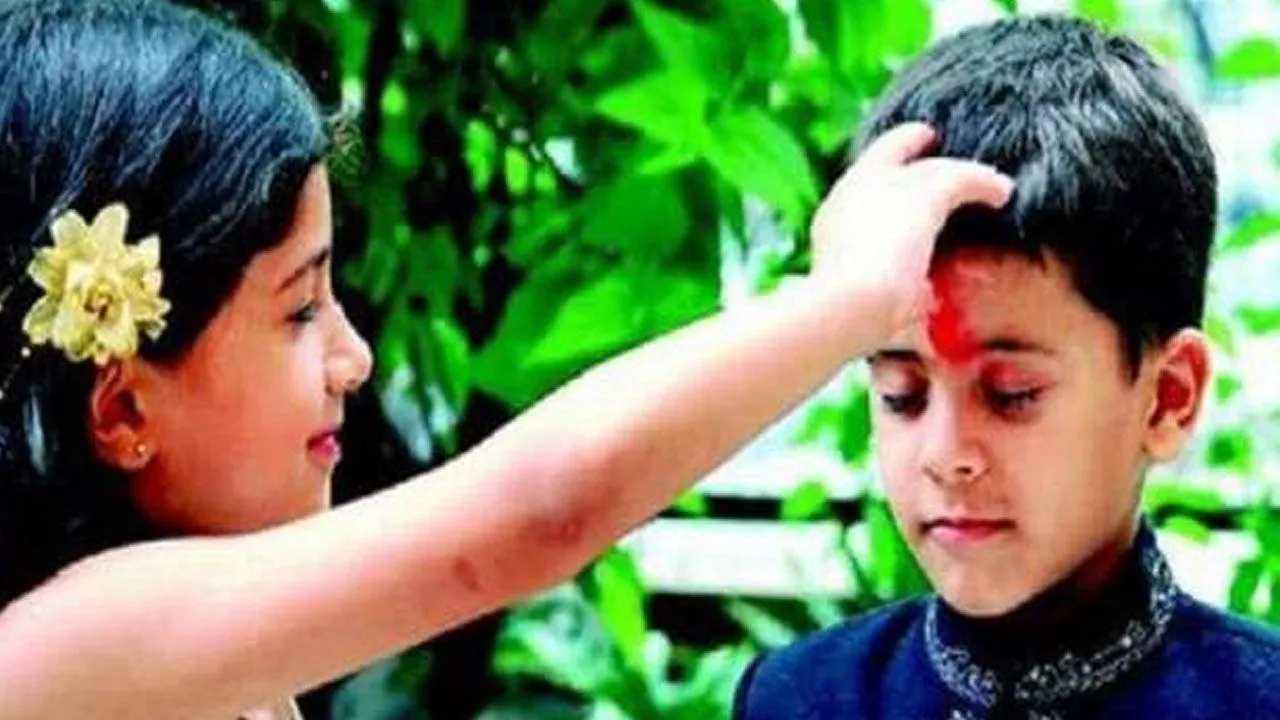 भैया दूज 2019: बहनें इस शुभ मुहूर्त में करें भाई को तिलक, सुख-समृद्धि के साथ मिलेगी लंबी उम्र