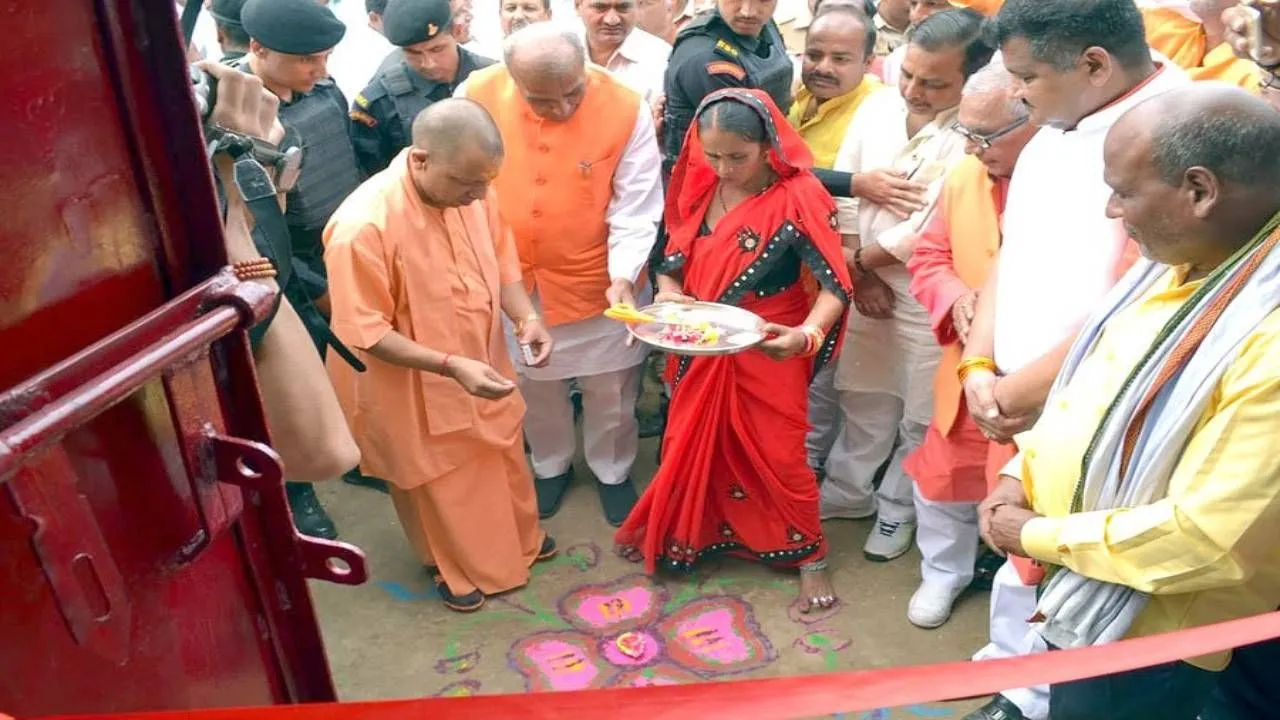 सीएम योगी ने वनटांगिया गांवों के लोगों को दिए 'दिवाली' कई बड़े तोहफे
