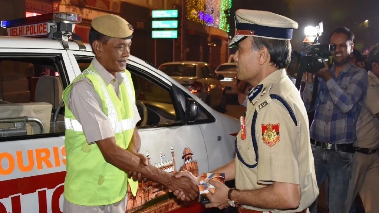 दिल्ली की दिवाली : 500 गिरफ्तार, 10 हजार किलो पटाखे जब्त, पुलिस आयुक्त ने आधी रात बांटी 'मिठाई'