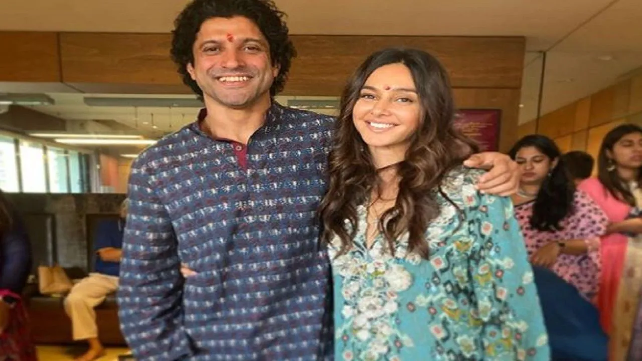 फरहान अख्तर ने गर्लफ्रेंड शिबानी दांडेकर के साथ मनाई Diwali, शेयर की ये तस्वीर