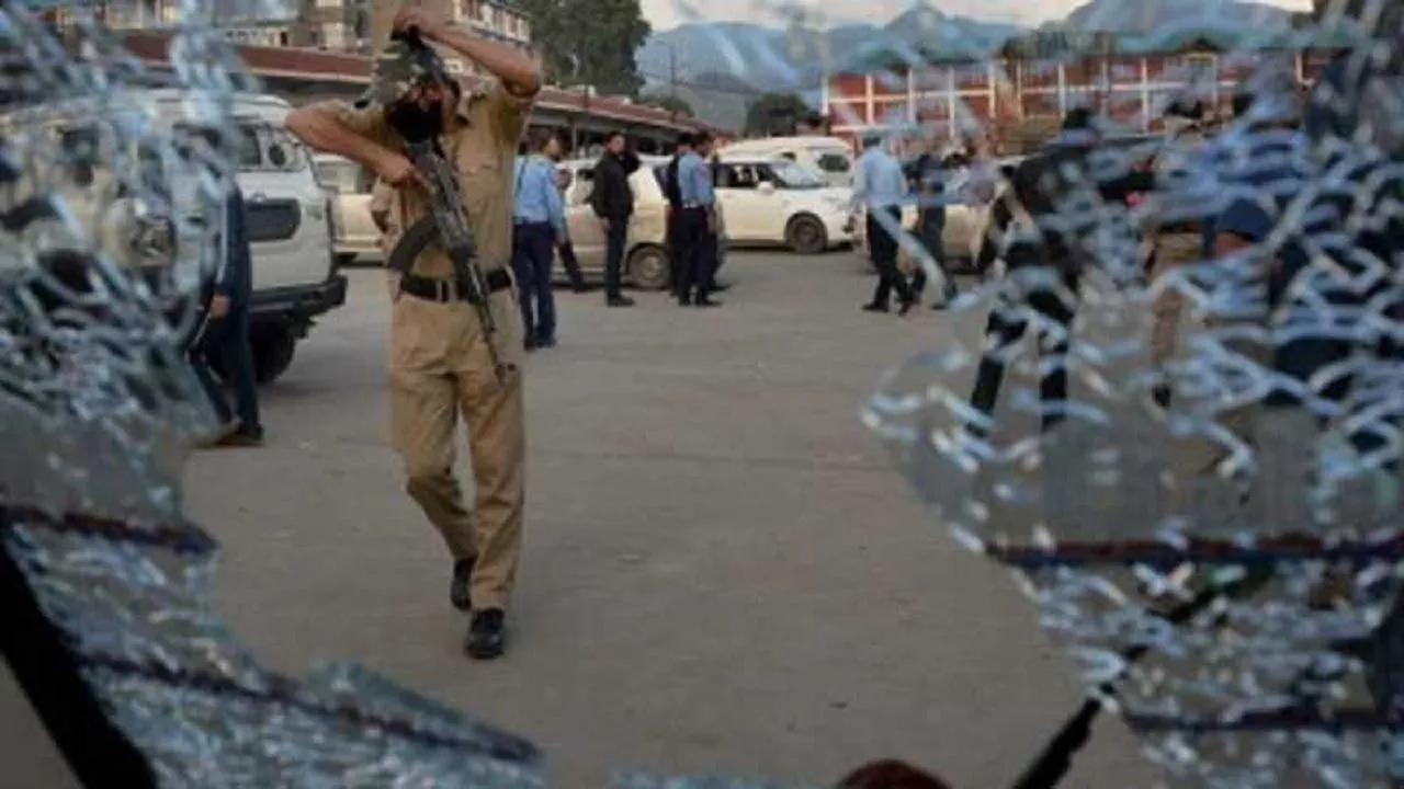 जम्मू-कश्मीर: सोपोर आतंकी हमले में 19 नागरिक घायल, 6 की हालत गंभीर