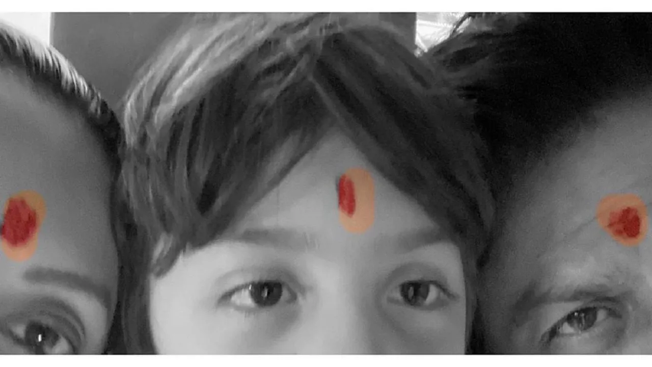 तिलक लगाने पर Troll हुए शाहरुख खान तो शबाना आजमी ने ट्रोलर्स को दिया जवाब