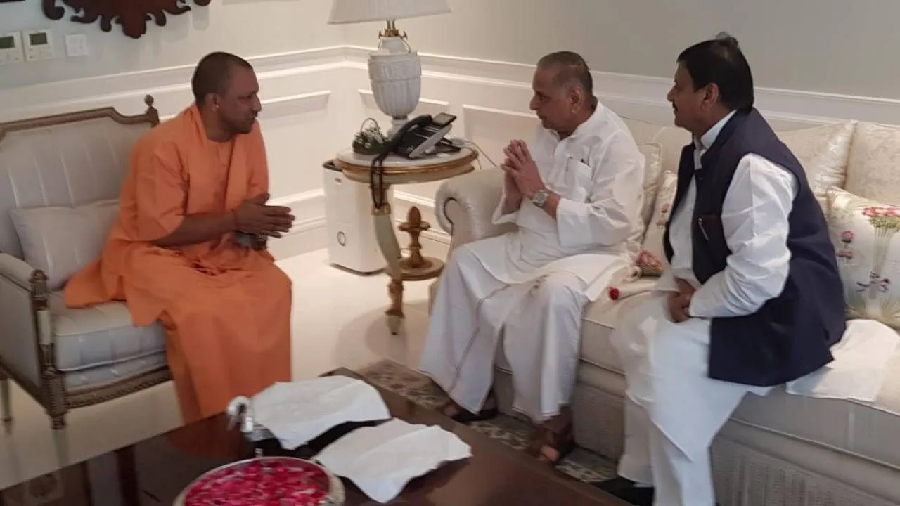 मुलायम सिंह यादव से मिलने उनके घर पहुंचे सीएम योगी आदित्यनाथ, शिवपाल यादव भी मौजूद
