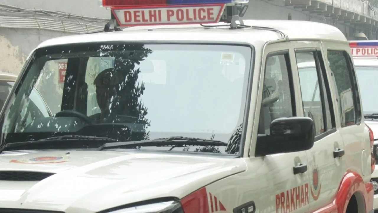 दिल्ली : दिवाली की रात बोनट पर हवलदार को लटका डेढ़ किलोमीटर तक दौड़ाता रहा कार