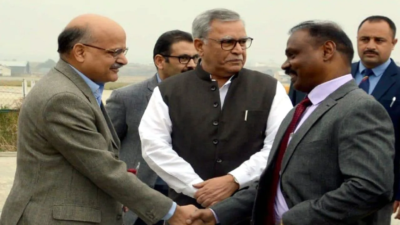 जम्मू-कश्मीर के पहले उपराज्यपाल का कार्यभार संभालने श्रीनगर पहुंचे गिरीश चंद्र मुर्मू