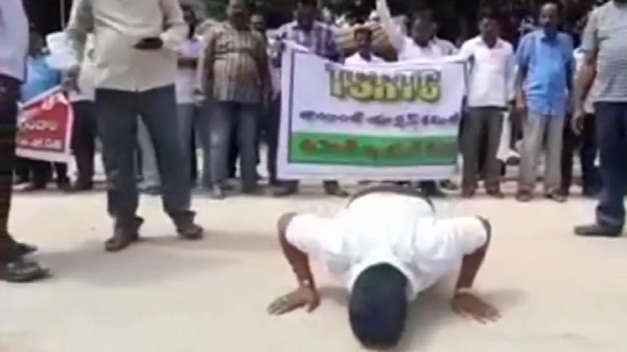 तेलंगाना: TSRTC के कर्मचारियों ने रोड पर नाक रगड़कर किया सरकार के खिलाफ विरोध प्रदर्शन