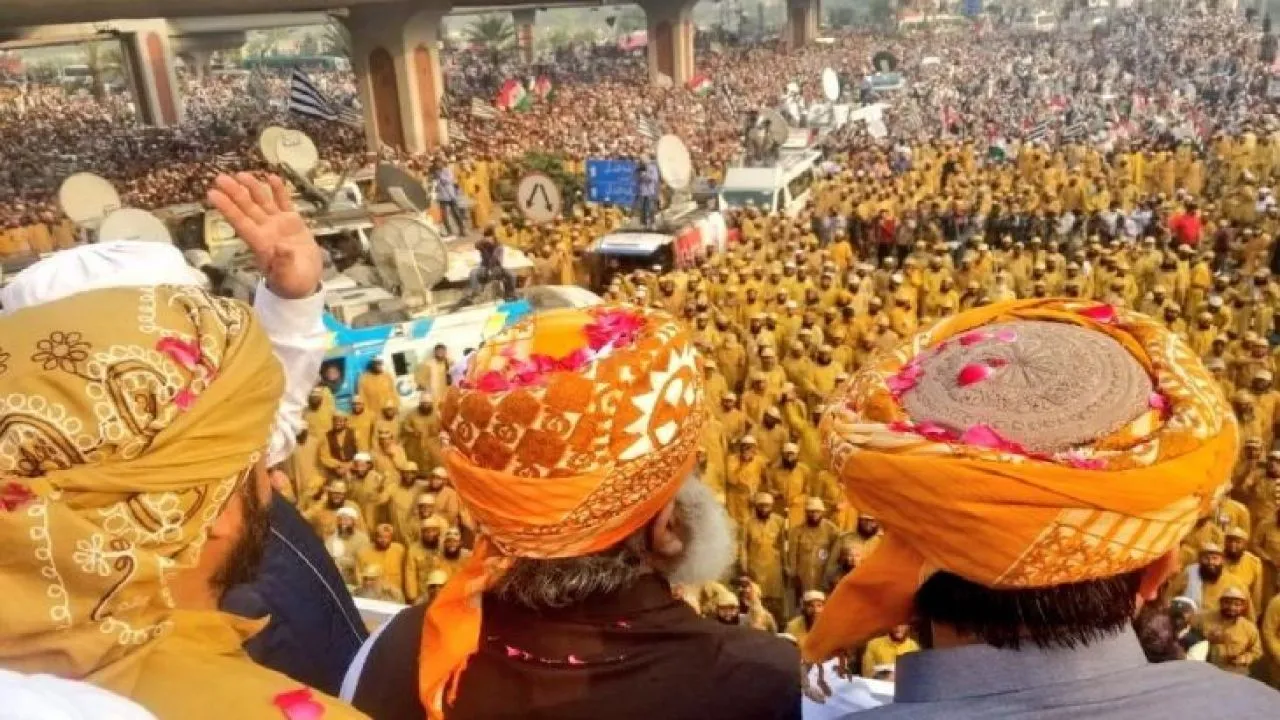 इमरान खान को सत्ता से बेदखल करने के लिए इस्लामाबाद पहुंचा 'आजादी मार्च', जुमे की नमाज के बाद होगा ये