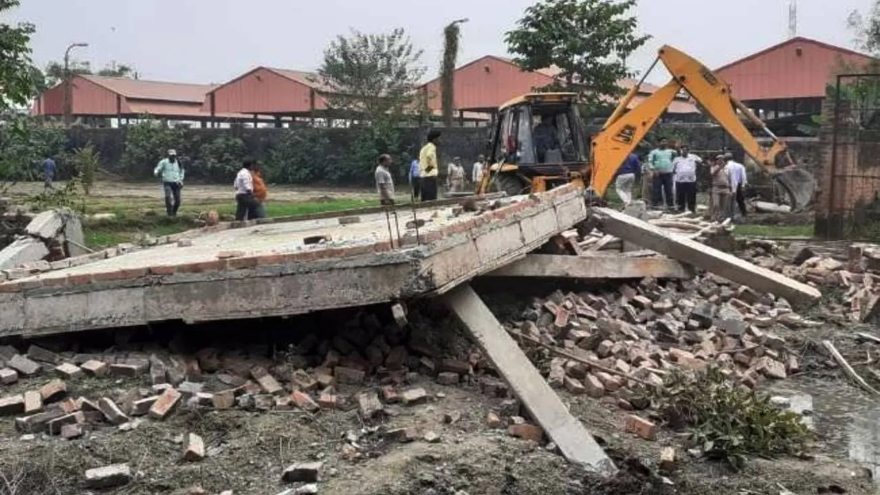 योगी राज में ढहा गोरखपुर के बीजेपी पार्षद का अवैध कब्जा