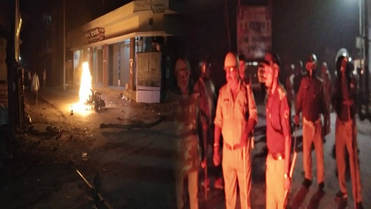 कुशीनगरः दबिश देने गई पुलिस की पिटाई, ग्रामीणों ने दो बाइकों को भी फूंका