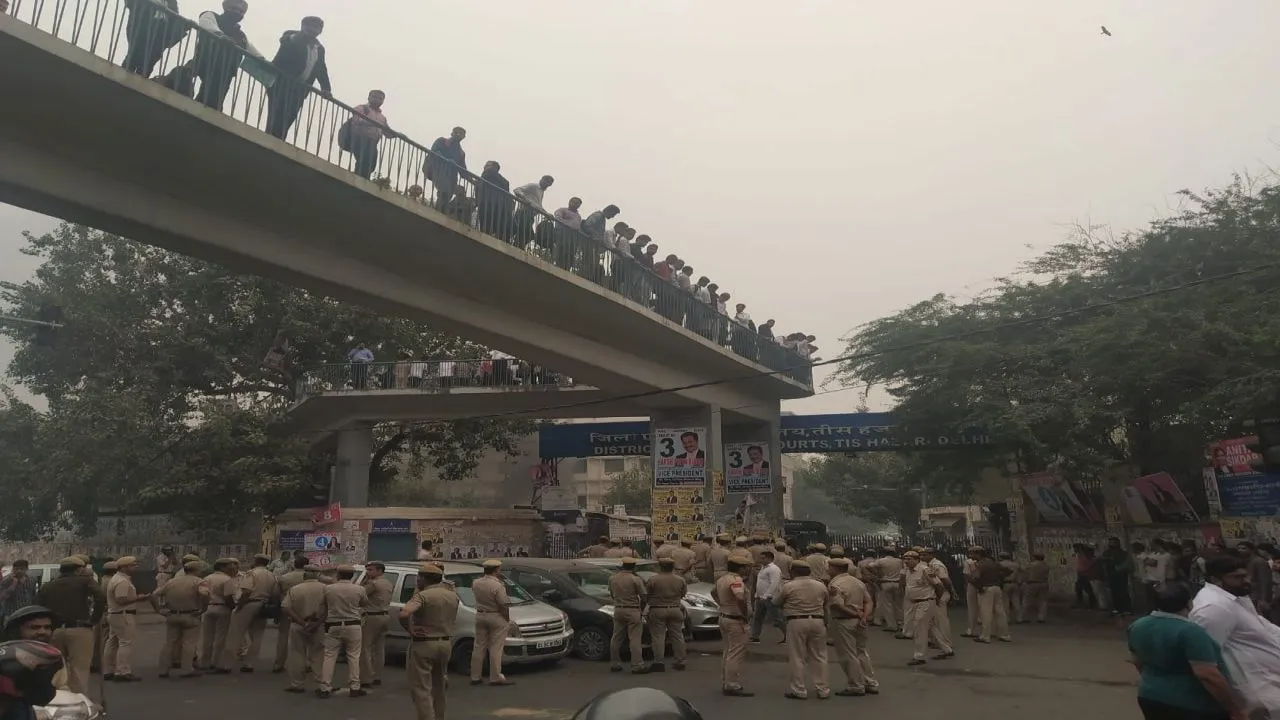तीस हजारी हिंसा- हाईकोर्ट का केंद्र और दिल्ली सरकार को नोटिस, कहा बातचीत से सुलझाएं मामला