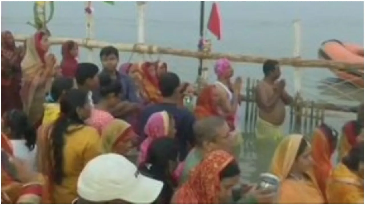 उगते सूर्य को अर्घ्‍य के साथ संपन्‍न हुआ बिहार और पूर्वी उत्‍तर प्रदेश का सबसे बड़ा पर्व छठ