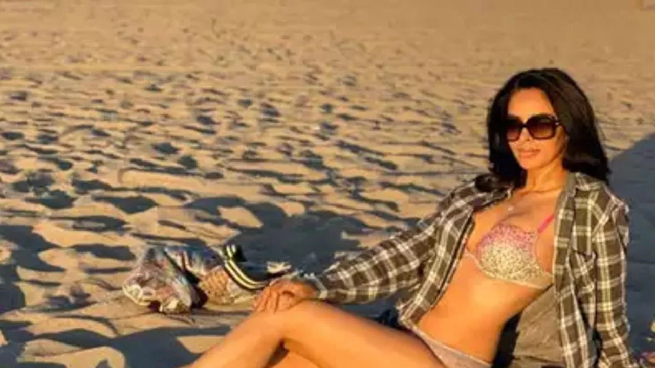 सागर किनारे टू पीस बिकनी में नजर आईं मल्लिका शेरावत, लोगों ने कहा- Hottest Diva