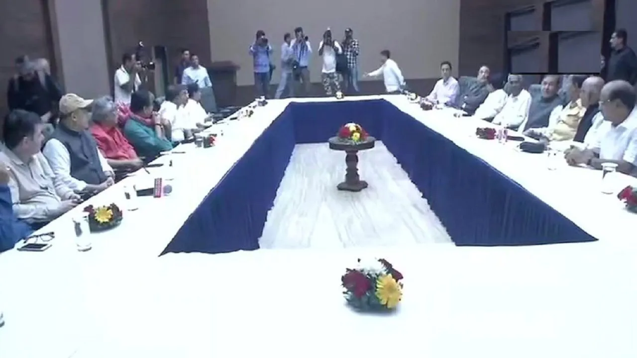 दिल्ली में विपक्षी पार्टियों की हुई बैठक, जनता के पास पैसे की कमी, लेकिन सत्ताधारी दल के पास नहीं