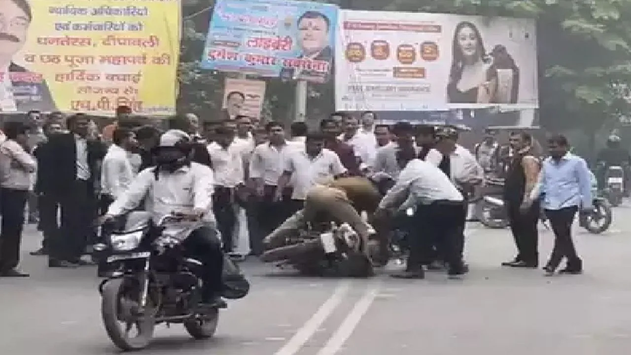 दिल्ली के बाद अब उत्तर प्रदेश में भी पुलिस-वकील भिड़े, SSP ऑफिस पर किया पथराव