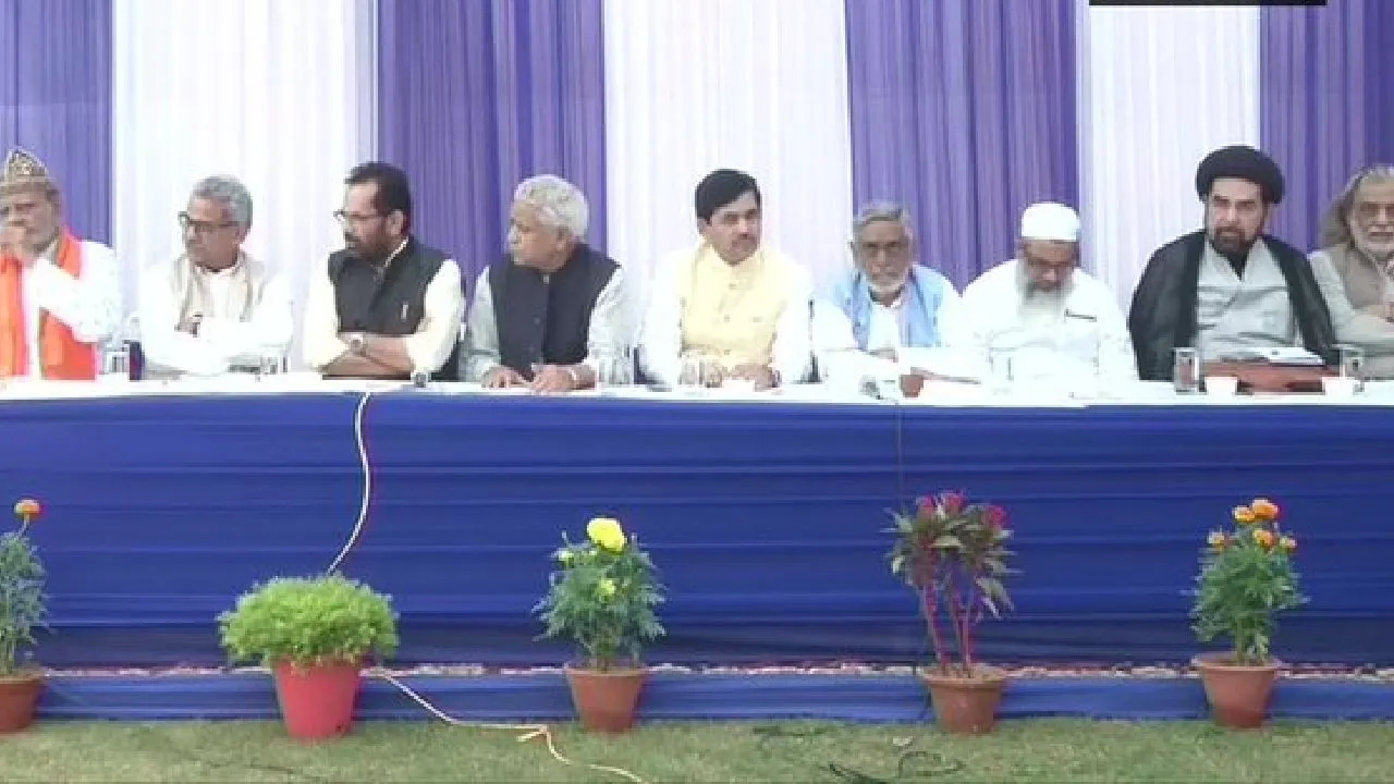 अयोध्या पर SC के फैसले को लेकर नकवी के घर बैठक, मौलवी और RSS ने लिया ये निर्णय