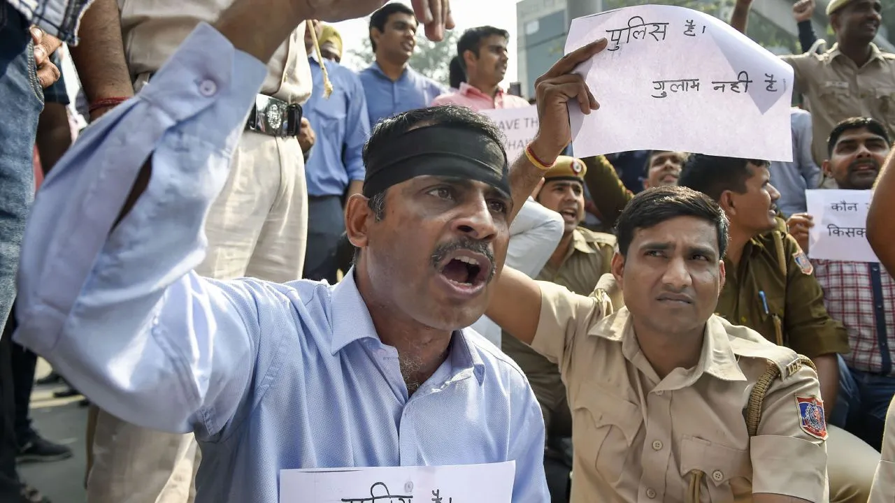तीस हजारी हिंसा : इंसाफ मांगते पुलिसकर्मी और यूं बयां होने लगा आम आदमी का दर्द