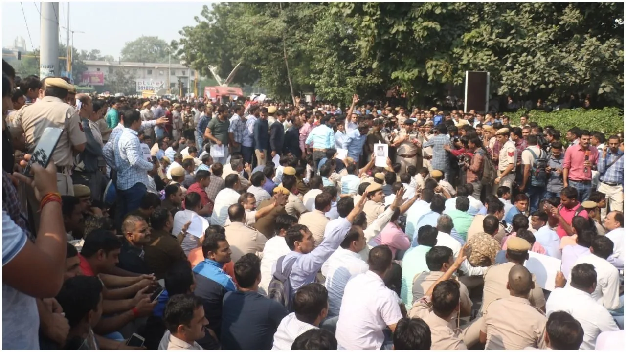 पुलिस मुख्यालय के सामने सिपाही-हवलदारों ने धरना क्यों दिया? कानूनी नोटिस भेज पूछा कमिश्नर से