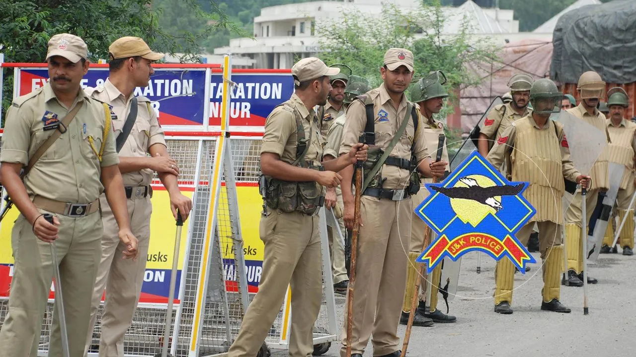 कश्मीर में भूमि धोखाधड़ी मामले में दो राजस्व अधिकारी के खिलाफ आरोपपत्र दायर