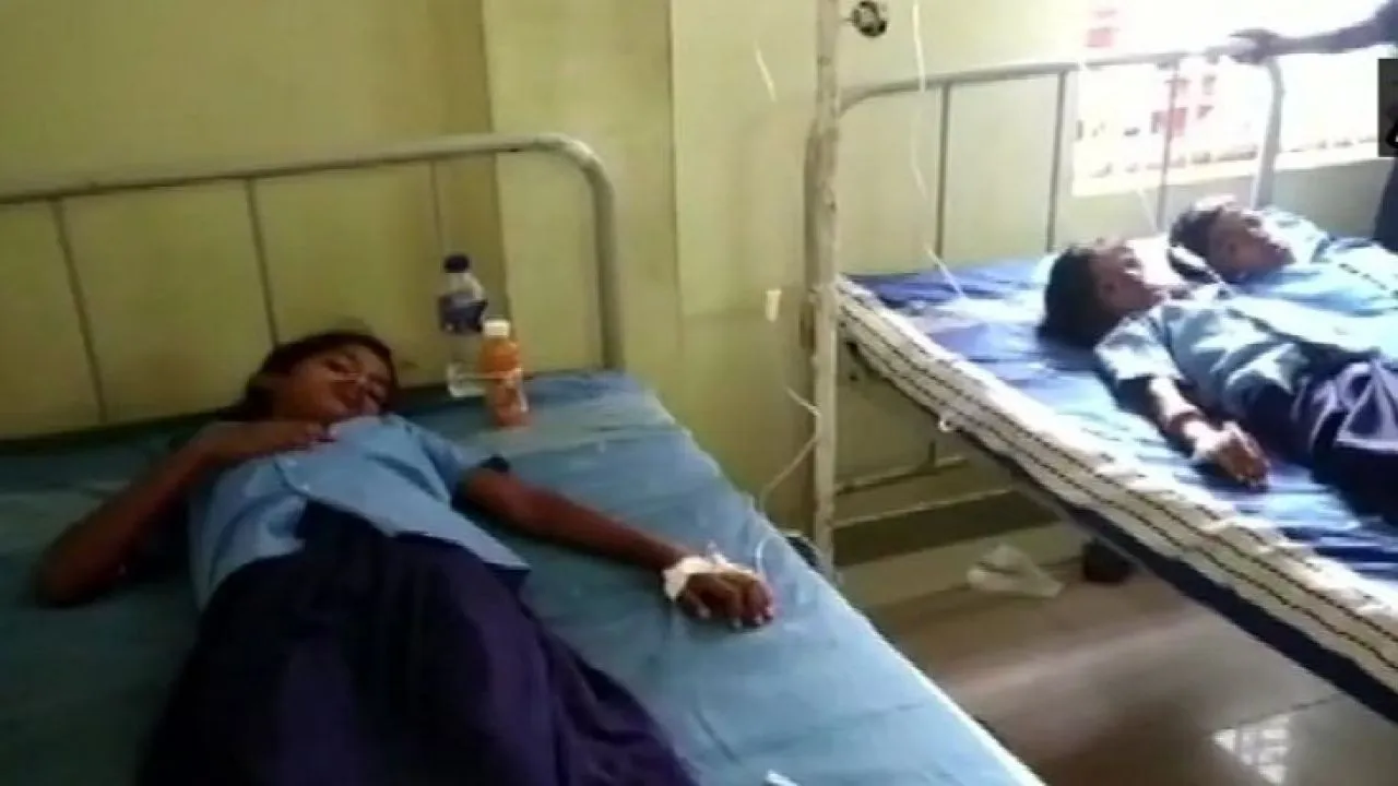 Mid Day Meal का खाना खाकर प्राइमरी स्कूल के 60 से ज्यादा बच्चे अस्पताल में बर्ती