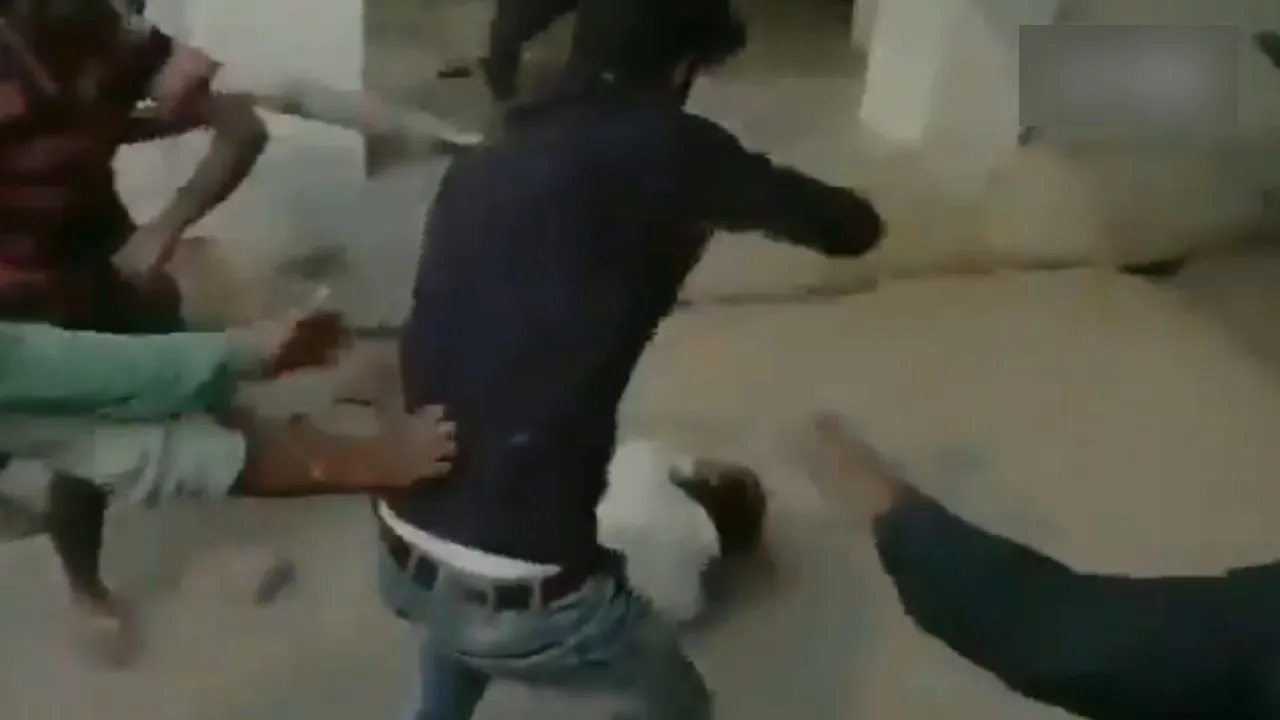 प्रिंसिपल के कमरे में छिपा था टीचर, उपद्रवियों ने उसे बाहर निकाल कर जमकर पीटा, देखें VIDEO