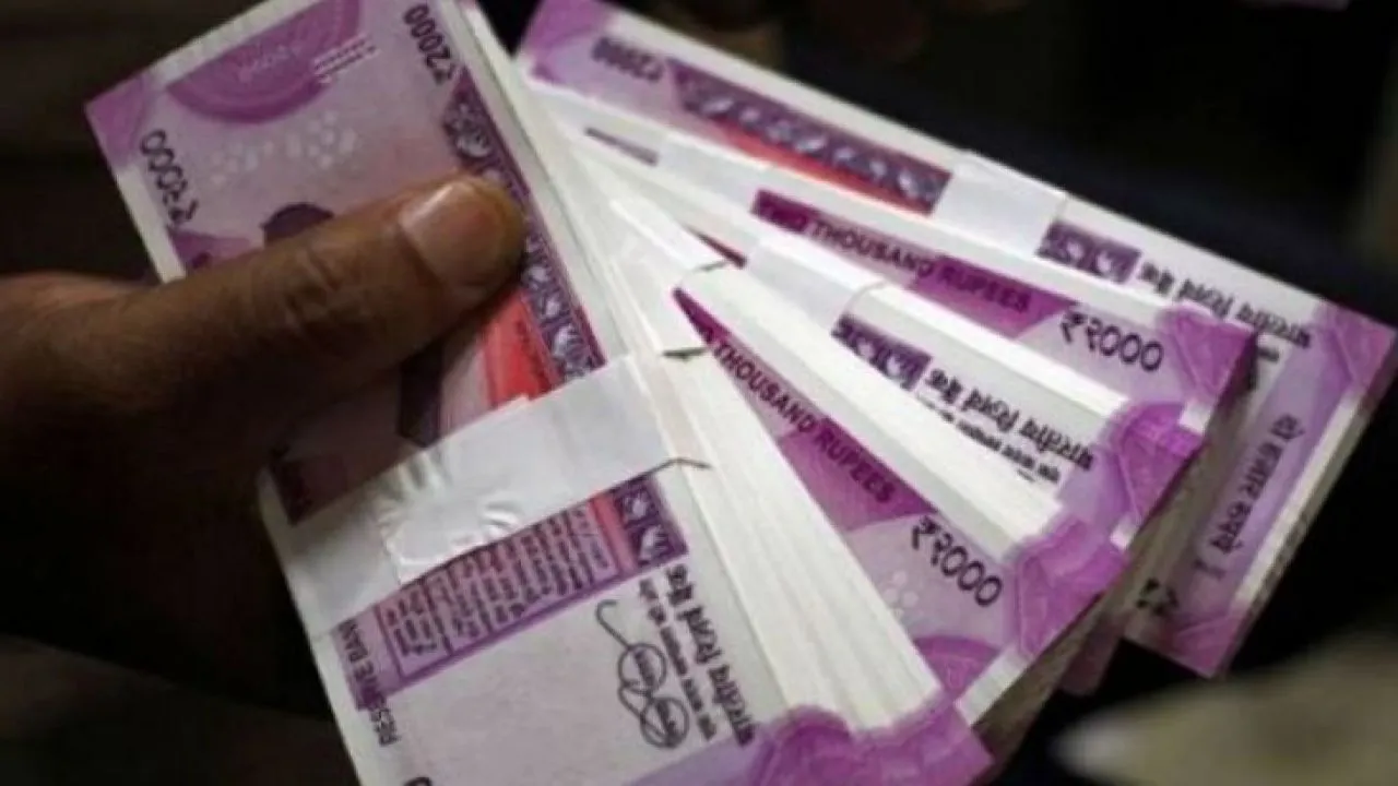 बांग्लादेश से भारत को डुबोने आ रही है 2 हजार के नकली नोटों की 'बाढ़'