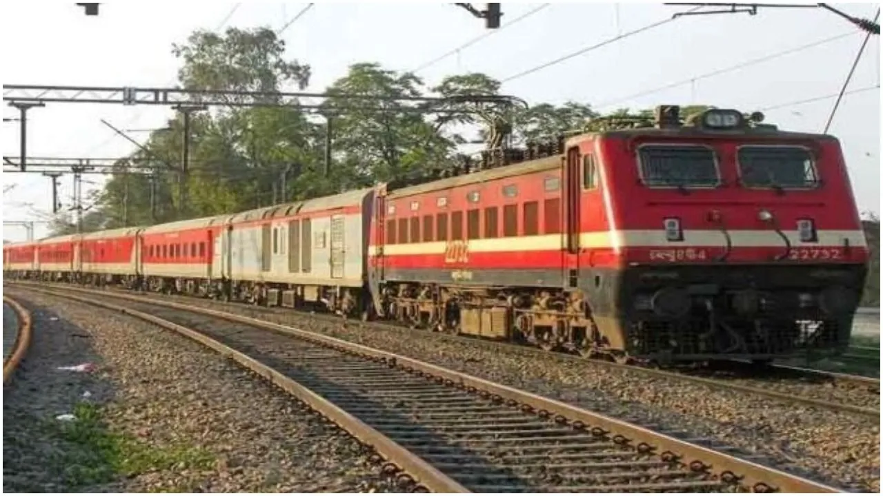 महिला की सूझबूझ से टली बड़ी रेल दुर्घटना, लाल कपड़ा दिखाकर रोकी लोकल ट्रेन