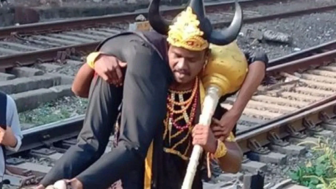 मुंबई के रेलवे ट्रैक पर उतर आए 'यमराज', पटरी पार करने वालों को ले गए 'उठा कर'